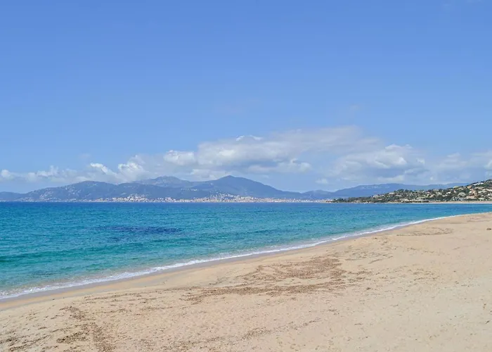 Dom wakacyjny Lovely In With Wifi